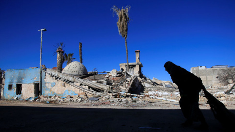 Una mujer camina por las calles de Alepo. REUTERS/Ali Hashisho Una mujer camina por las calles de Alepo. REUTERS/Ali Hashisho