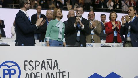 El presidente del PP, Mariano Rajoy y el vicesecretario del PP Fernando Martínez Maillo aplauden a la secretaria general del partido, María Dolores de Cospedal, tras presentar el informe de gestión durante el XVIII congreso nacional en la C El presidente del PP, Mariano Rajoy y el vicesecretario del PP Fernando Martínez Maillo aplauden a la secretaria general del partido, María Dolores de Cospedal, tras presentar el informe de gestión durante el XVIII congreso nacional en la C
