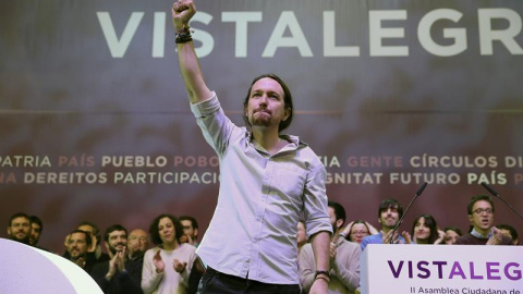 El secretario general de Podemos, Pablo Iglesias, saluda a los asistentes al inicio de la primera jornada de la Asamblea Ciudadana Estatal de Vistalegre II que definirá el futuro de la formación morada. EFE El secretario general de Podemos, Pablo Iglesias, saluda a los asistentes al inicio de la primera jornada de la Asamblea Ciudadana Estatal de Vistalegre II que definirá el futuro de la formación morada. EFE