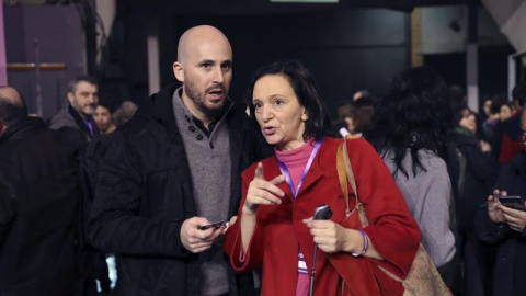 La exsecretaria de Análisis Político y Social de Podemos Carolina Bescansa conversa con un compromisario, a su llegada a la primera jornada de la Asamblea Ciudadana Estatal de Vistalegre II que definirá el futuro de la formación morada. EFE La exsecretaria de Análisis Político y Social de Podemos Carolina Bescansa conversa con un compromisario, a su llegada a la primera jornada de la Asamblea Ciudadana Estatal de Vistalegre II que definirá el futuro de la formación morada. EFE