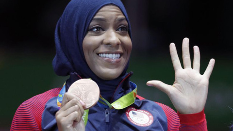 Ibtihaj Muhammad, la primera medallista de EEUU que compite con velo. AP Ibtihaj Muhammad, la primera medallista de EEUU que compite con velo. AP