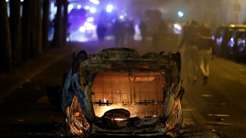 Un coche quemado en Bobigny, distro del noreste de París. - AFP Un coche quemado en Bobigny, distro del noreste de París. - AFP