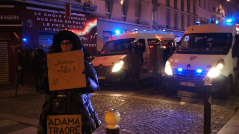 Imagen de una mujer con una pancarta en solidaridad con Théo durante una concentración en París en contra de los abusos policiales. - ENRIC BONET Imagen de una mujer con una pancarta en solidaridad con Théo durante una concentración en París en contra de los abusos policiales. - ENRIC BONET