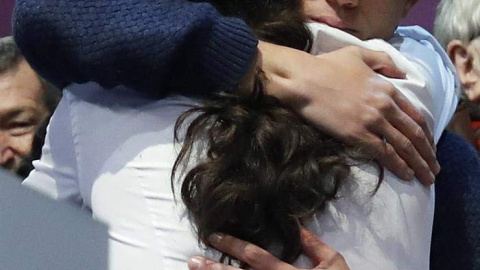 Errejón abraza a Pablo Iglesias. | BALLESTEROS (EFE) Errejón abraza a Pablo Iglesias. | BALLESTEROS (EFE)