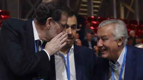 Mariano Rajoy hace una confidencia a Javier Arenas con Fernandez-Maíllo de testigo. EFE/Juanjo Martín Mariano Rajoy hace una confidencia a Javier Arenas con Fernandez-Maíllo de testigo. EFE/Juanjo Martín