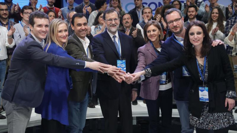 Los principales cargos de la cúpula de Rajoy celebran el 'éxito' del Congreso Nacional del PP con la anfitriona del evento, Cristina Cifuentes. EFE Los principales cargos de la cúpula de Rajoy celebran el 'éxito' del Congreso Nacional del PP con la anfitriona del evento, Cristina Cifuentes. EFE