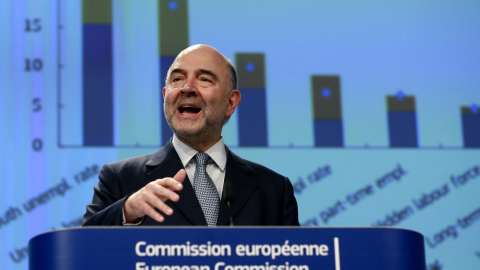 El comisario europeo de Asuntos Económicos Pierre Moscovici durante la rueda de prensa en Bruselas para anunciar las previsiones macroeconómicas de invierno. EFE/OLIVIER HOSLET El comisario europeo de Asuntos Económicos Pierre Moscovici durante la rueda de prensa en Bruselas para anunciar las previsiones macroeconómicas de invierno. EFE/OLIVIER HOSLET