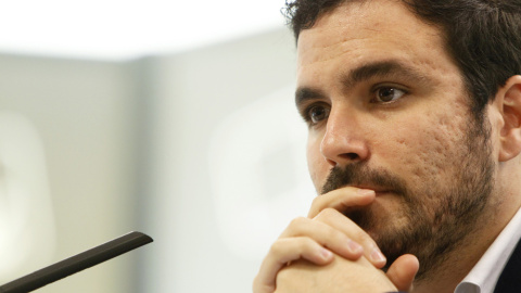 El líder de IU, Alberto Garzón, durante la rueda de prensa que ha ofrecido en la sede de la formación en la que ha analizado diversos asuntos de actualidad política. EFE/Javier Tormo