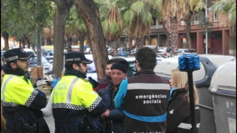 Agentes de la Guardia Urbana y miembros de Emergencias Sociales, junto al indigente humillado por el 'youtuber' Reset. - EUROPA PRESS
