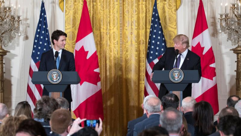 El presidente de Estados Unidos Donald Trump participa en una rueda de prensa junto al primer ministro de Canadá Justin Trudeau. EFE/SHAWN THEW El presidente de Estados Unidos Donald Trump participa en una rueda de prensa junto al primer ministro de Canadá Justin Trudeau. EFE/SHAWN THEW