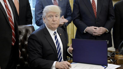 El presidente de EEUU, Donald J. Trump, firma el documento que desmantela el sistema financiero descrito en la Ley Dodd-Frank. - EFE El presidente de EEUU, Donald J. Trump, firma el documento que desmantela el sistema financiero descrito en la Ley Dodd-Frank. - EFE