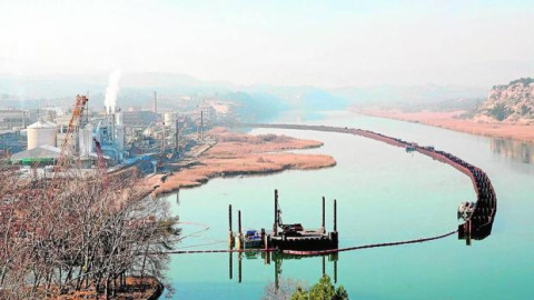 Treballs de descontaminació de l'embassament de Flix. EFE Treballs de descontaminació de l'embassament de Flix. EFE