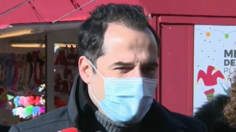 Aguado tacha de "absurda" la polémica de la pegatina en las vacunas Aguado tacha de "absurda" la polémica de la pegatina en las vacunas