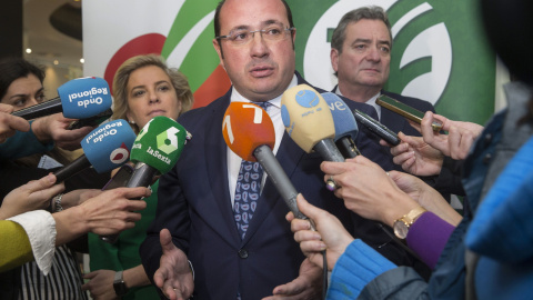 El presidente de la Región de Murcia, Pedro Antonio Sánchez, acompañado por la consejera de Agricultura, Adela Martínez Cachá, y el presidente de Apoexpa, Joaquín Gómez, atiende a la prensa. EFE/Marcial Guillén El presidente de la Región de Murcia, Pedro Antonio Sánchez, acompañado por la consejera de Agricultura, Adela Martínez Cachá, y el presidente de Apoexpa, Joaquín Gómez, atiende a la prensa. EFE/Marcial Guillén