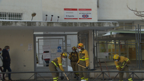 Limpieza de nieve en el acceso al colegio El Espinillo de Madrid Limpieza de nieve en el acceso al colegio El Espinillo de Madrid