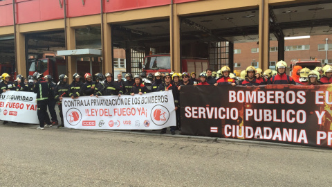 Manifestación de un colectivo de bomberos contra la privatización Manifestación de un colectivo de bomberos contra la privatización