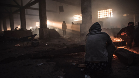 Interior de una de las naves donde malviven miles de personas. Fue el único día que entró algo de luz. - MIGUEL M. SERRANO Interior de una de las naves donde malviven miles de personas. Fue el único día que entró algo de luz. - MIGUEL M. SERRANO