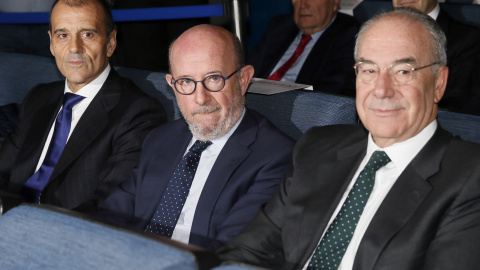 El nuevo presidente de Banco Popula, Emilio Saracho, en el centro, junto al director de Comunicación, Carlos Balado (i), y Antonio González Adalid (d), durante la junta extraordinaria de accionistas de la entidad. EFE/Mariscal El nuevo presidente de Banco Popula, Emilio Saracho, en el centro, junto al director de Comunicación, Carlos Balado (i), y Antonio González Adalid (d), durante la junta extraordinaria de accionistas de la entidad. EFE/Mariscal