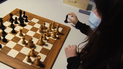 La gambito de dama española de 16 años La gambito de dama española de 16 años