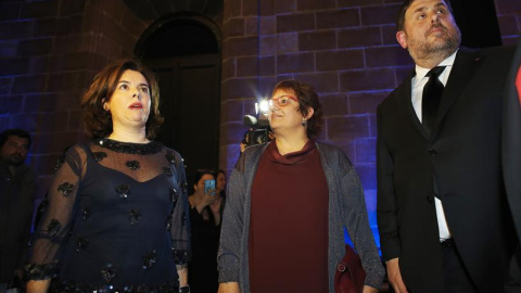 Saénz de Santamaría amb Oriol Junqueras i la consellera Dolors Bassa, dilluns a Barcelona. EFE/ Alejandro Garcia Saénz de Santamaría amb Oriol Junqueras i la consellera Dolors Bassa, dilluns a Barcelona. EFE/ Alejandro Garcia