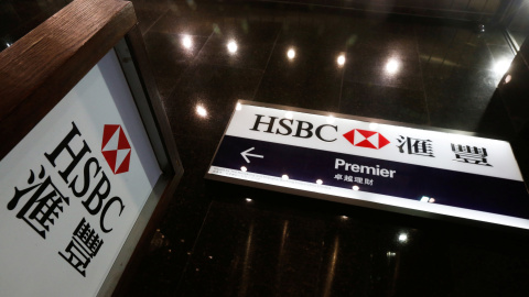 El logo de HSBC en una oficina del banco en el distrito financiero de Hong Kong. REUTERS/Bobby Yip El logo de HSBC en una oficina del banco en el distrito financiero de Hong Kong. REUTERS/Bobby Yip