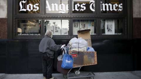 Un hombre lee el 'Los Angeles Times' mientras pasa por el edificio del propio. REUTERS Un hombre lee el 'Los Angeles Times' mientras pasa por el edificio del propio. REUTERS