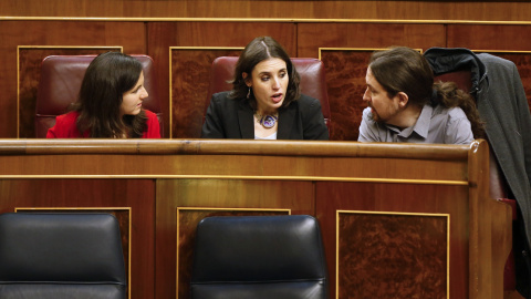 El líder de Podemos, Pablo Iglesias (d), la portavoz del partido en el Congreso, Irene Montero (c), y la diputada Ione Belarra (i), conversan esta tarde al inicio del pleno de la Cámara baja. EFE/J.P.Gandul El líder de Podemos, Pablo Iglesias (d), la portavoz del partido en el Congreso, Irene Montero (c), y la diputada Ione Belarra (i), conversan esta tarde al inicio del pleno de la Cámara baja. EFE/J.P.Gandul