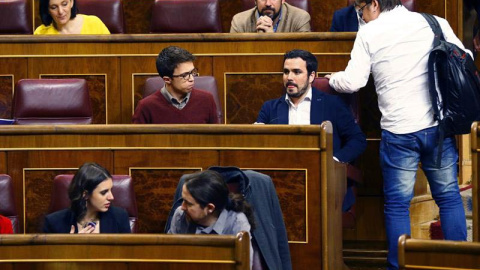 Íñigo Errejón ocupa su nuevo escaño al lado del líder de IU, Alberto Garzón, tras ser sustituido en su puesto de portavoz parlamentario por Irene Montero, mientras que Bescansa pasar a la tercera fila. | EFE Íñigo Errejón ocupa su nuevo escaño al lado del líder de IU, Alberto Garzón, tras ser sustituido en su puesto de portavoz parlamentario por Irene Montero, mientras que Bescansa pasar a la tercera fila. | EFE