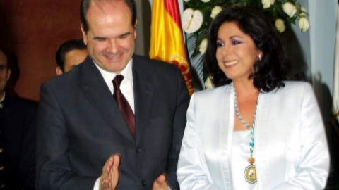 Isabel Pantoja, junto al entonces presidente de la Junta, Manuel Chaves, el día de la entrega de la Medalla de Andalucía. EFE Isabel Pantoja, junto al entonces presidente de la Junta, Manuel Chaves, el día de la entrega de la Medalla de Andalucía. EFE