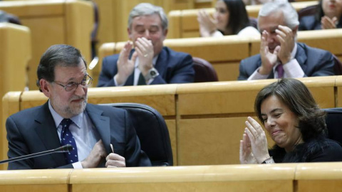 Mariano Rajoy recibe los aplausos tras su intervención en la sesión de control al Gobierno, esta tarde en el pleno del Senado. | CHEMA MOYA (EFE) Mariano Rajoy recibe los aplausos tras su intervención en la sesión de control al Gobierno, esta tarde en el pleno del Senado. | CHEMA MOYA (EFE)