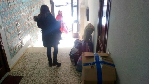 La hija de Antonia espera en el portal de su casa a terminar el desahucio. | M.S. La hija de Antonia espera en el portal de su casa a terminar el desahucio. | M.S.