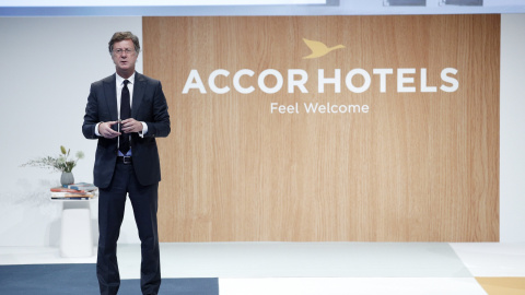 El presidente de AccorHotels, Sebastien Bazin, en la rueda de prensa de  presentación de los resultados de la cadena hotelera francesa en 2016 en París. EFE/Yoan Valat