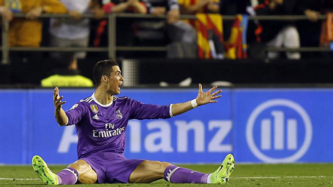 Cristiano Ronaldo se lamenta en el suelo. | EFE Cristiano Ronaldo se lamenta en el suelo. | EFE