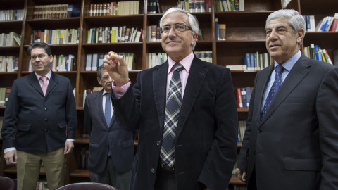 El secretario de la Audiencia de Sevilla, Luis Revilla (2d), muestra la bola con el número 1 correspondiente a la sección primera que preside un ex alto cargo de la Junta de Andalucía, Pedro Izquierdo (i), y que será la encargada de celebra El secretario de la Audiencia de Sevilla, Luis Revilla (2d), muestra la bola con el número 1 correspondiente a la sección primera que preside un ex alto cargo de la Junta de Andalucía, Pedro Izquierdo (i), y que será la encargada de celebra