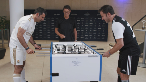 Enfrentamiento al futbolín entre Alessandro del Piero y Luis Figo Enfrentamiento al futbolín entre Alessandro del Piero y Luis Figo