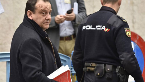 l fiscal anticorrupción Pedro Horrach, a la salida de la Audiencia de Palma. | ATIENZA (EFE) l fiscal anticorrupción Pedro Horrach, a la salida de la Audiencia de Palma. | ATIENZA (EFE)