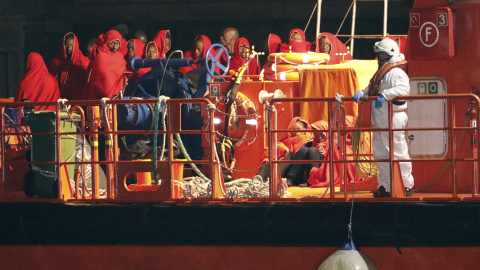 La embarcación Guardamar Polimnia de Salvamento Marítimo desembarca en el puerto de Almería a inmigrantes de origen subsahariano rescatados esta tarde cuando navegaban en una patera. EFE La embarcación Guardamar Polimnia de Salvamento Marítimo desembarca en el puerto de Almería a inmigrantes de origen subsahariano rescatados esta tarde cuando navegaban en una patera. EFE