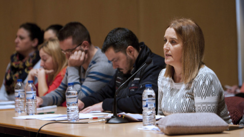 La presidenta del comité de empresa del Grupo Nueva Pescanova, Lari Martínez (d), durante la asamblea de trabajadores en la que han acordado ir a la huelga durante 24 horas el 14 y el 21 de marzo, tras rechazar la última propuesta de la dir