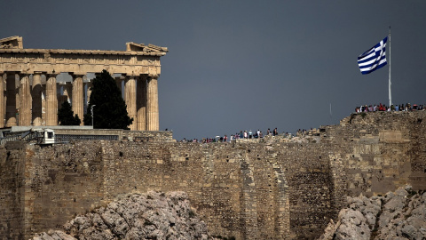 Una bandera giega ondea frente al Parthenon, en la Acrópolis de Atenas. REUTERS/Marko Djurica Una bandera giega ondea frente al Parthenon, en la Acrópolis de Atenas. REUTERS/Marko Djurica