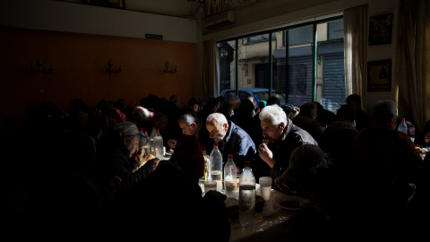 Varias personas tomando sopa de pollo en un comedor benéfico de la Iglesia Ortodoxa griega en Atenas. REUTERS/Alkis Konstantinidis Varias personas tomando sopa de pollo en un comedor benéfico de la Iglesia Ortodoxa griega en Atenas. REUTERS/Alkis Konstantinidis