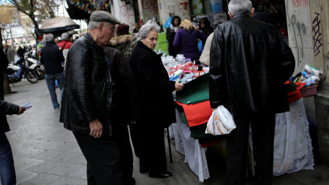 Varias personas comprando en la zona comercial de Atenas. 2017. REUTERS/Alkis Konstantinidis Varias personas comprando en la zona comercial de Atenas. 2017. REUTERS/Alkis Konstantinidis