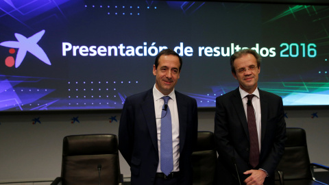 El presidente de CaixaBank, Jordi Gual (i.), y el consejero delegado, Gonzalo Gortazar (d), posan antes de la presentación de los resultados de la entidad en 2016. REUTERS/Albert Gea El presidente de CaixaBank, Jordi Gual (i.), y el consejero delegado, Gonzalo Gortazar (d), posan antes de la presentación de los resultados de la entidad en 2016. REUTERS/Albert Gea