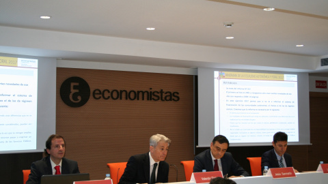 El presidente del Consejo General de Colegios de Economistas, Valentí Pich, en el centro, junto a los responsables del REAF, autores del estudio sobre fiscalidad autonómica. El presidente del Consejo General de Colegios de Economistas, Valentí Pich, en el centro, junto a los responsables del REAF, autores del estudio sobre fiscalidad autonómica.