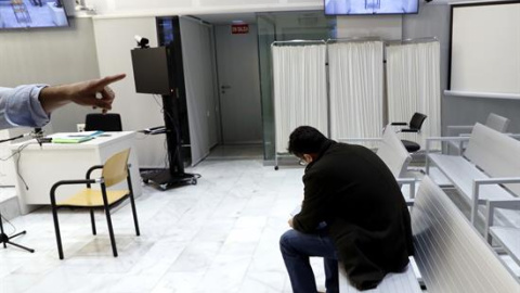 La Audiencia Nacional juzga a Jesús María LL. (d), para quien el fiscal pide dos años de prisión y una indemnización de 3.000 euros para los hijos de la víctima de ETA Manuel Broseta por un delito continuado de enaltecimiento del terrorismo La Audiencia Nacional juzga a Jesús María LL. (d), para quien el fiscal pide dos años de prisión y una indemnización de 3.000 euros para los hijos de la víctima de ETA Manuel Broseta por un delito continuado de enaltecimiento del terrorismo