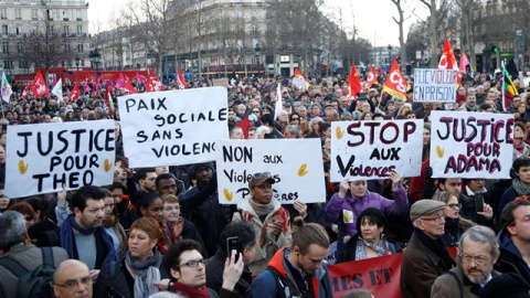 Protestas en París contra la violencia policial. CHARLES PLATIAU/ REUTERS Protestas en París contra la violencia policial. CHARLES PLATIAU/ REUTERS