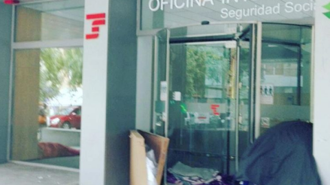 Centenars de persones dormen al carrer cada nit a Barcelona. @laxesca