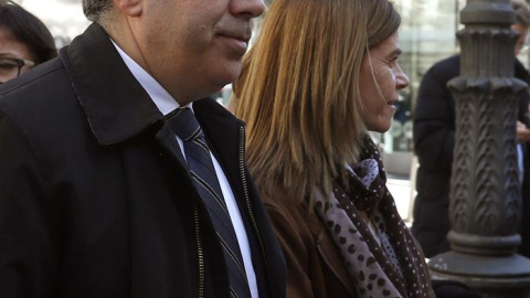 Francesc Homs, acompañado por su esposa, a su salida del Tribunal Supremo. / JAVIER LIZÓN (EFE) Francesc Homs, acompañado por su esposa, a su salida del Tribunal Supremo. / JAVIER LIZÓN (EFE)