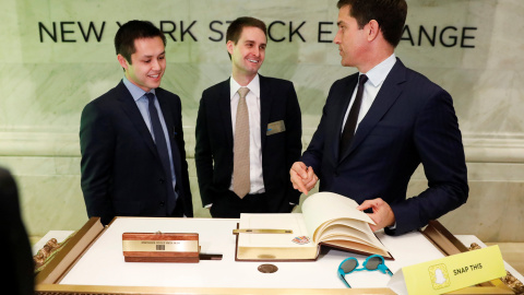Los cofundadores de Snap Evan Spiegel y Bobby Murphy firman un libro antes de tocar la campana de apertura de la Bolsa de Nueva York (NYSE).REUTERS/Brendan McDermid