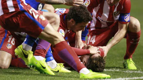 Los compañeros de Torres se lanzaron a atender al jugador tras el choque. - EFE Los compañeros de Torres se lanzaron a atender al jugador tras el choque. - EFE