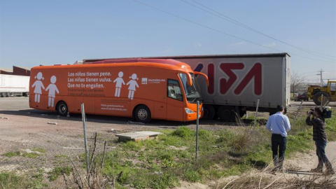 Autobús de la organización ultracatólica Hazteoir retenido en un aparcamiento de la localidad madrileña de Coslada. /EFE Autobús de la organización ultracatólica Hazteoir retenido en un aparcamiento de la localidad madrileña de Coslada. /EFE